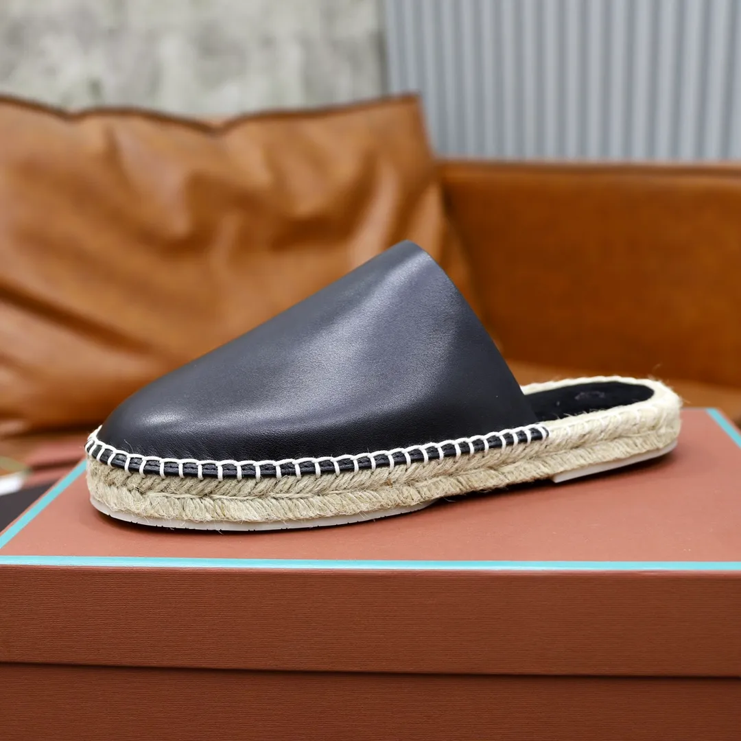 Men's Men's Shoes💰540💰Loro piana Naha Men's Slippers This fashionable sandal is crafted from smooth cow leather and has interlaced straps for a modern three-dimensional texture. Lightweight yet strong, smooth leather balances modern appeal with time-honored quality. Viewed from every angle, the embossed and polished appearance shows meticulous craftsmanship. Ergonomically cushioned insole, covered with nappa leather, with matching upper and natural polished sole. Cowhide upper + rubber outsole Size: 38-44 (customized for 45-46)
